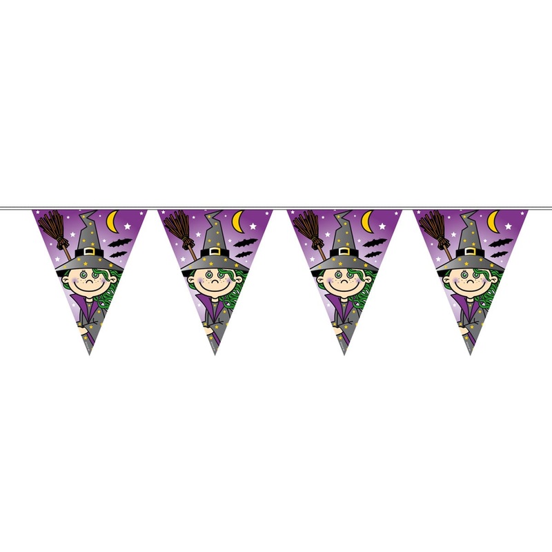 Pennant chain witch flies 6m through the night