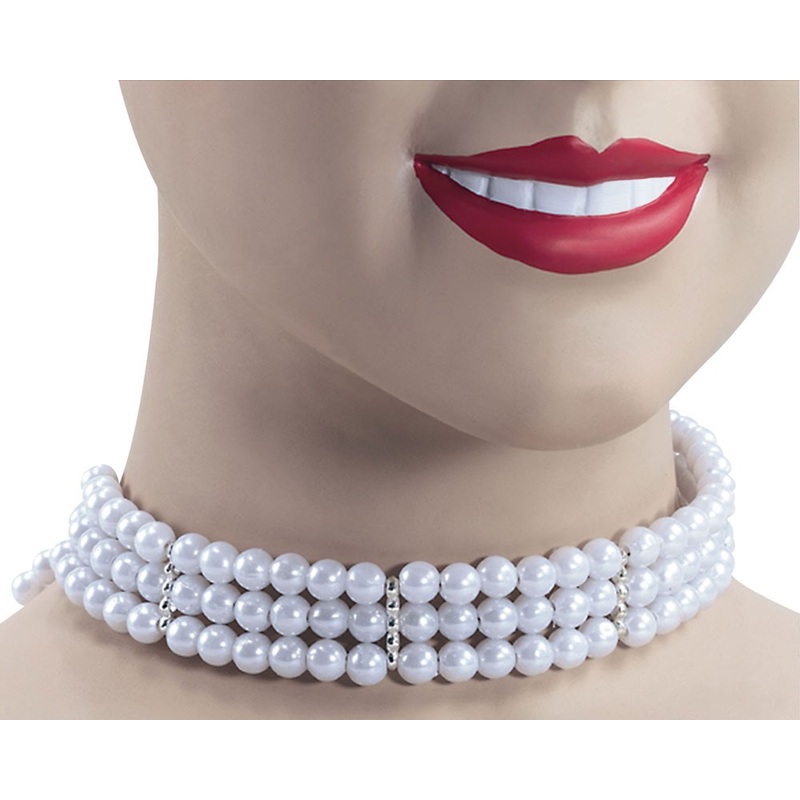 Pearl necklace in white