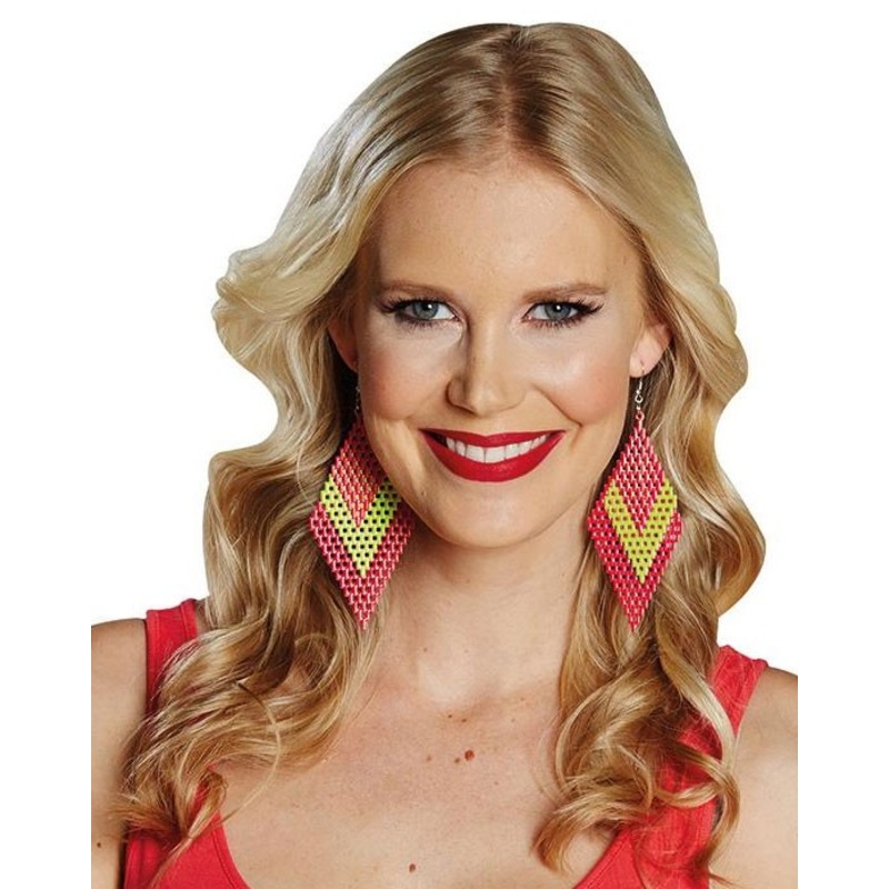 Eye-catching party earrings in diamond shape