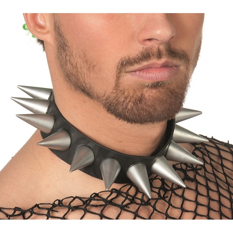 Giant riveted spiked collar