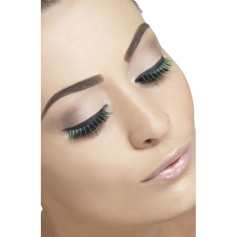 Eye-catching eyelashes in black and green